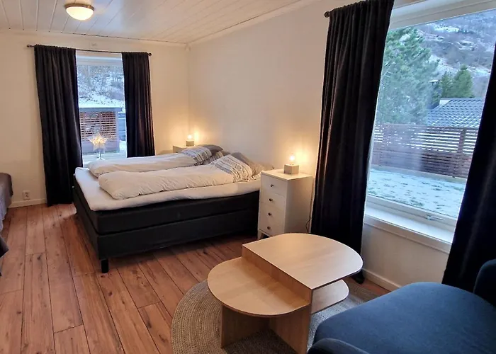 Otnes Fjordside - Large 80m2 860sqft Aurland